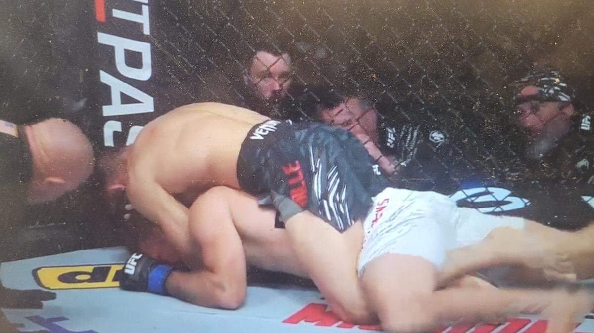 El peleador cubano Yadier del Valle (arriba) tuvo un debut sobresaliente en la UFC cuando este sábado derrotó por sumisión en el primer round al estadounidense Connor Matthews.
