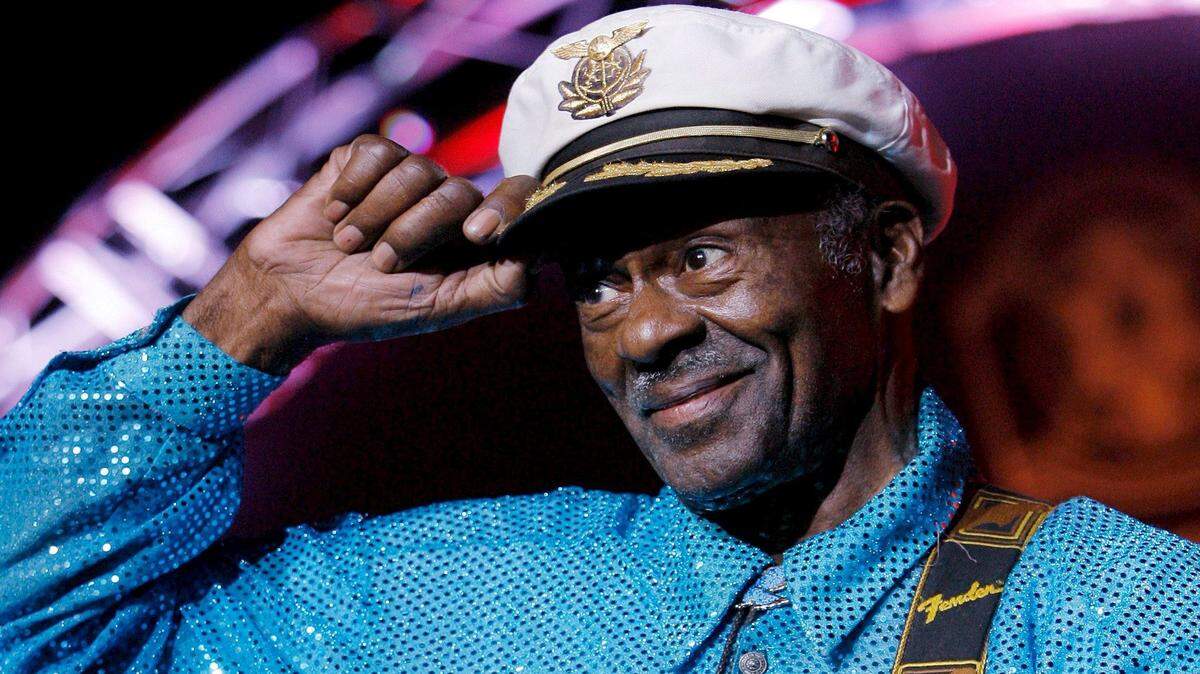 (ARCHIVO) Una foto de archivo del 13 de noviembre de 2007 muestra al legendario músico estadounidense Chuck Berry reconociendo los aplausos del público en Basilea, Suiza. Según una declaración del Departamento de Policía del Condado de St. Charles el 18 de marzo de 2017, Chuck Berry ha muerto a la edad de 90 años. (Suiza, Basilea) 