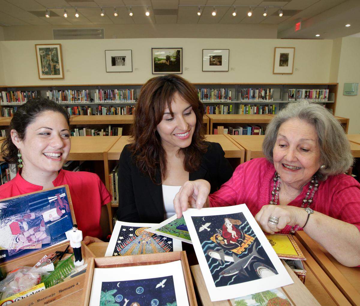 Denise Delgado, curadora de Miami-Dade Public Library, Gendry Bossano, curadora asistente junto a Magarita Cano.