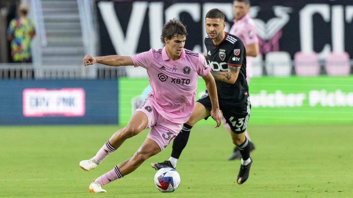 El jugador del Inter Miami Benjamín Cremaschi (izq.) conduce la pelota ante la marca de Mateusz Klich, del D.C. United, en el partido de la MLS celebrado el 3 de junio de 2023 en el DRV PNK Stadium en Fort Lauderdale, Florida.