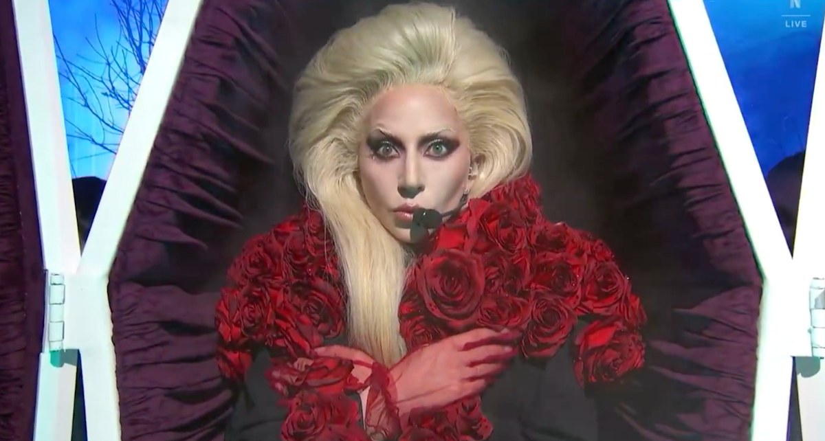 Gaga hizo una entrada triunfal en el evento que reúne a artistas y seguidores de Netflix, emergiendo de un féretro con una imponente cabellera rubia y un maquillaje pálido.