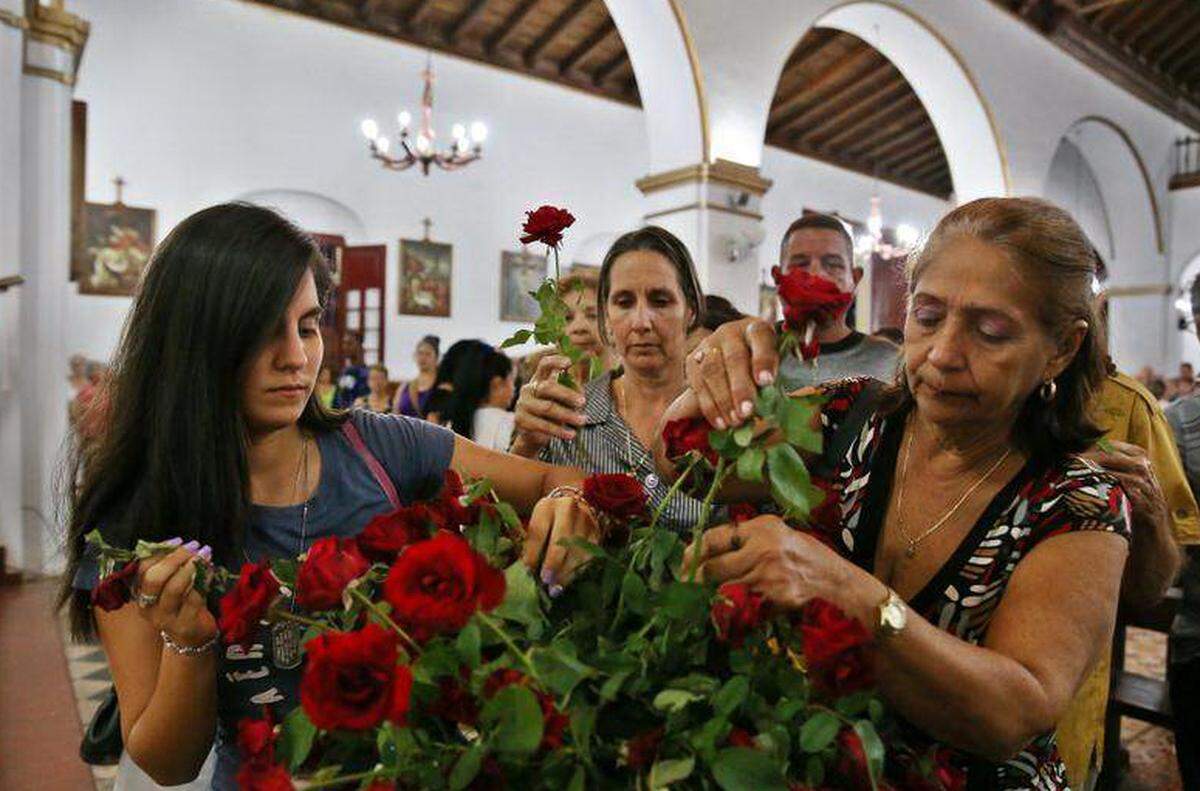 Decenas de personas asisten a una misa celebrada el martes 22 de mayo de 2018, en la Catedral de la ciudad de Holguín (Cuba), en homenaje a las personas fallecidas en el desastre aéreo del pasado viernes en La Habana.