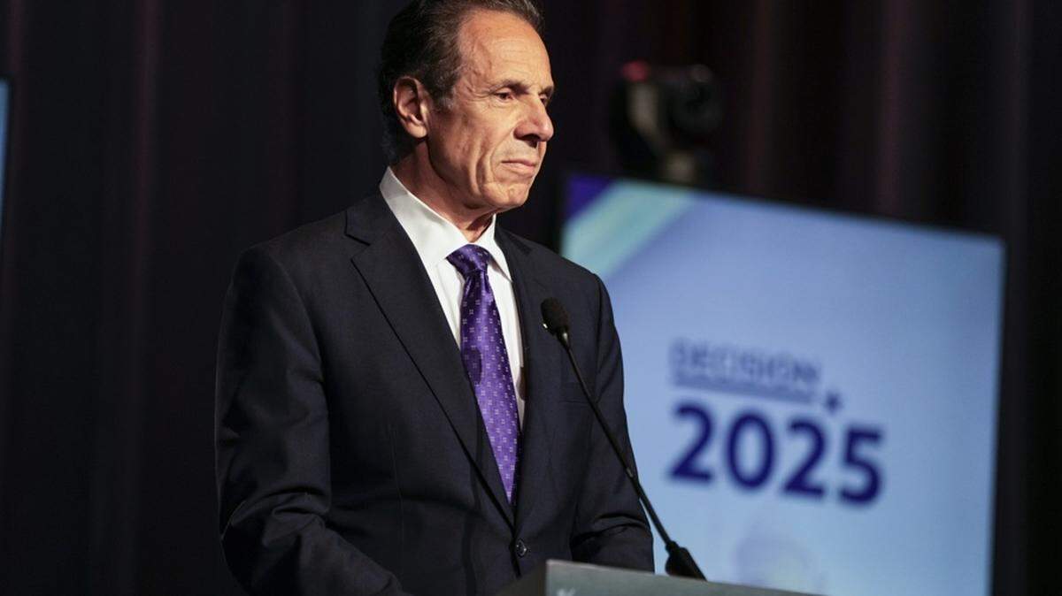 El candidato demócrata a la alcaldía Andrew M. Cuomo habla durante el debate de las primarias demócratas para la alcaldía de Nueva York, celebrado en el John Jay College of Criminal Justice, en el Teatro Gerald W. Lynch, en Nueva York, Estados Unidos, el 12 de junio de 2025. 