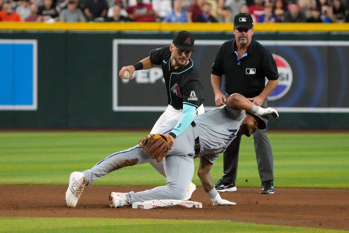El segunda base de los Diamondbacks Blaze Alexander pone out al jardinero de los Marlins de Miami Dane Myers, en una jugada en el quinto inning del partido celebrado el 26 de mayo de 2024 en el Chase Field. de Arizona.