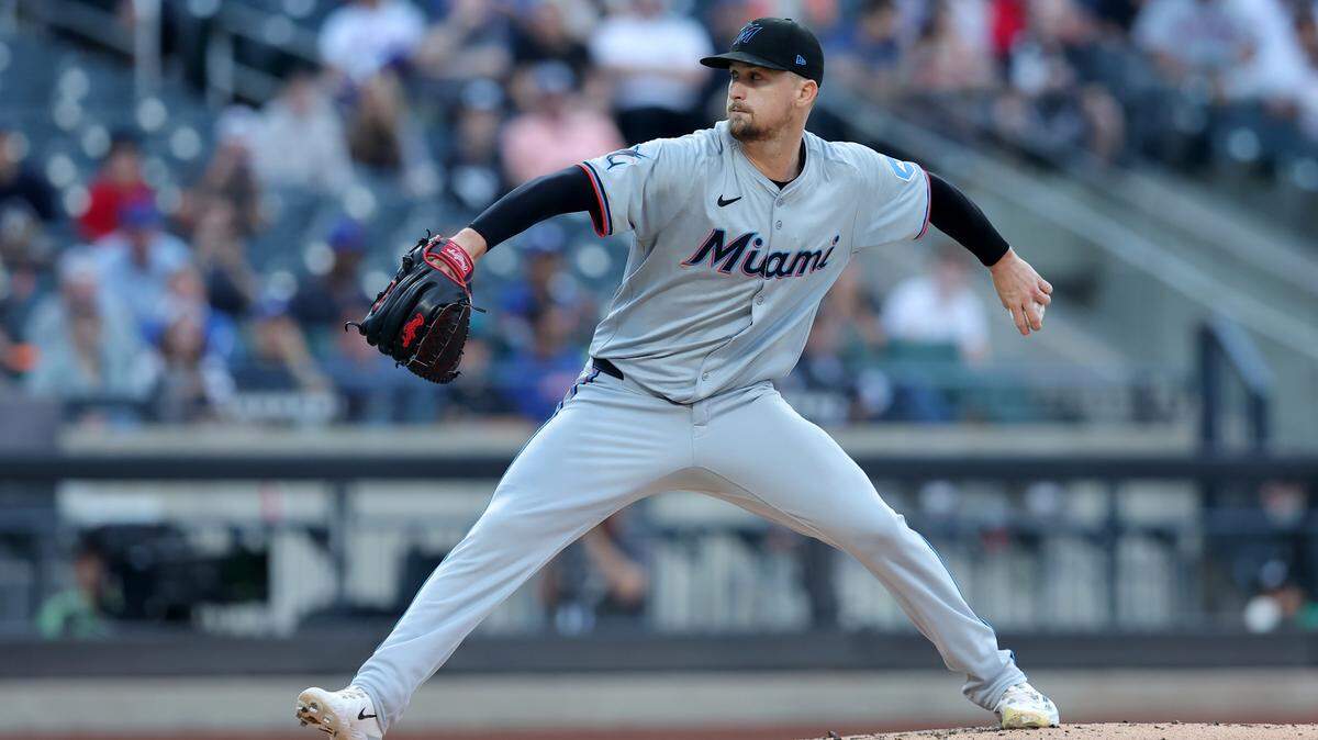 El abridor de los Marlins de Miami Braxton Garrett lanza en el primer inning del partido ante los Mets, celebrado el 12 de junio de 2024 en Nueva York.
