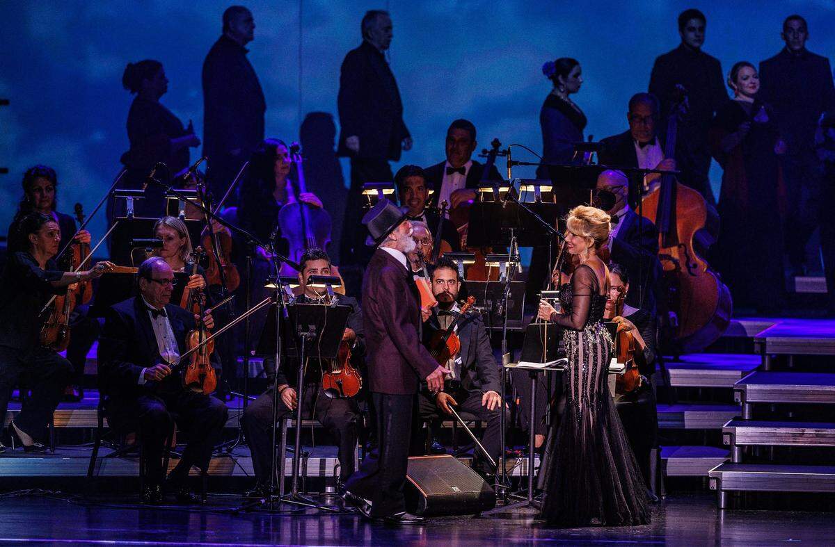 La directora musical Marlene Urbay y el personaje Paut William como Cirilo.