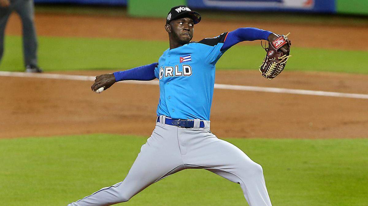 Yadier  Álvarez lanza en el Juego de las Estrellas del Futuro, el 9 de julio de 2017 en Miami.