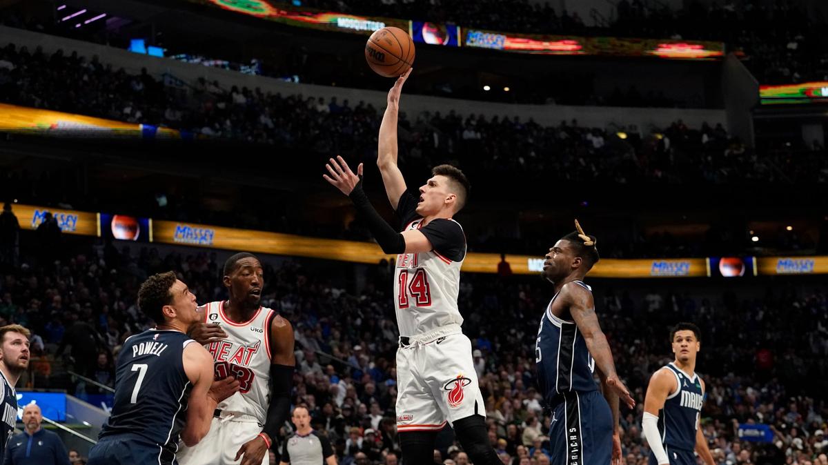 El escolta del Heat de Miami, Tyler Herro (14), dispara contra los Mavericks de Dallas en Dallas, el viernes 20 de enero de 2023.