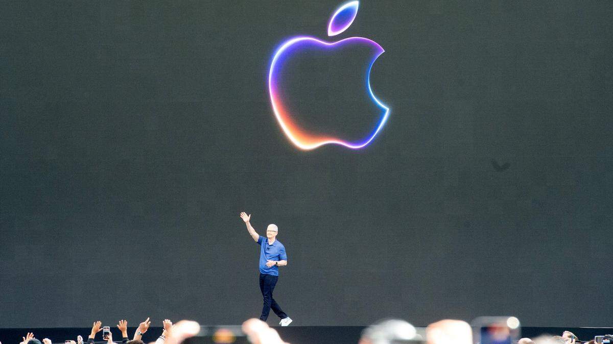 El director ejecutivo de Apple, Tim Cook, habla el lunes en la Conferencia de Desarrolladores Tecnológicos (WWDC) de la compañía en Silicon Valley, California, el 10 de junio de 2024.