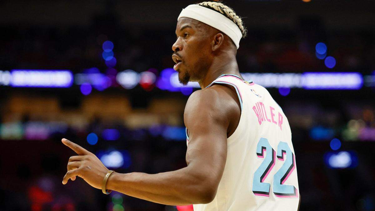 El delantero del Miami Heat, Jimmy Butler (22), hace un gesto en la cancha en la primera mitad de su partido de baloncesto de la NBA contra los Denver Nuggets en el Kaseya Center en Miami, Florida, el viernes 17 de enero de 2025.