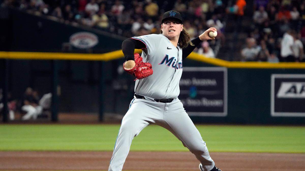 El abridor de los Marlins de Miami Ryan Weathers lanzó seis entradas y permitió cuatro hits a la tanda de los Diamondbacks, en el partido celebrado el 26 de mayo de 2024 en el Chase Field. de Arizona.