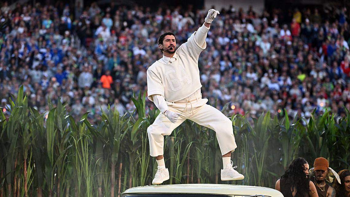 Bad Bunny monta una gran fiesta latina en su show del medio tiempo en el Super Bowl