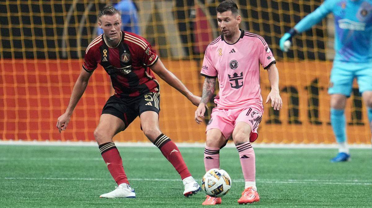 El delantero del Inter Miami Lionel Messi (der.) conduce la pelota ante la marca de Stian Gregersen, del Atlanta United, en el partido de la MLS celebrado el 18 de septiembre de 2024 en Atlanta.