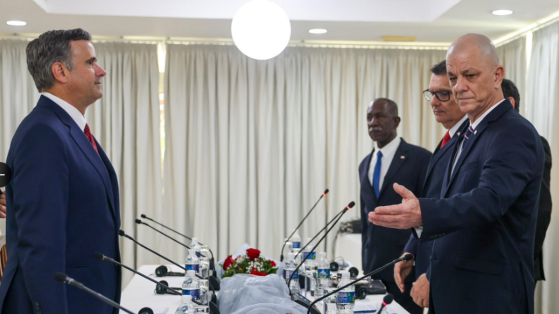 Director de la CIA visita Cuba y ofrece cooperación económica, pero lanza advertencia