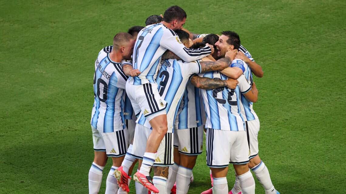 Argentina e Inglaterra buscan citarse en semifinales del Mundial, pero antes tienen dos duros escollos