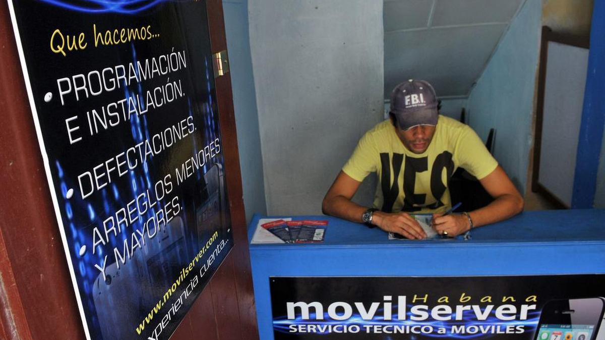 Foto de archivo del 29 de septiembre de 2013 de un negocio de reparación de celulares en La Habana.