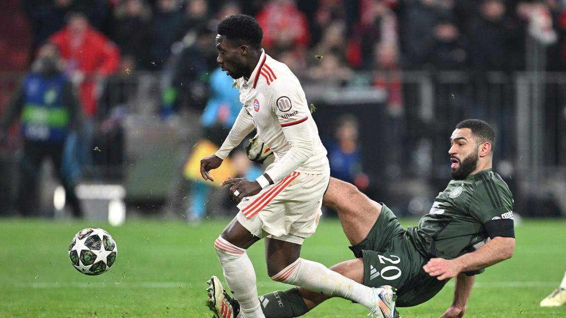 El jugador del Bayern Munich Alphonso Davies (izq.) anotó el gol del empate del Bayern Munich 1-1 ante el Celtic de Escocia, en el partido de la Liga de Campeones celebrado el 17 de febrero de 2025 en Munich, Alemania.