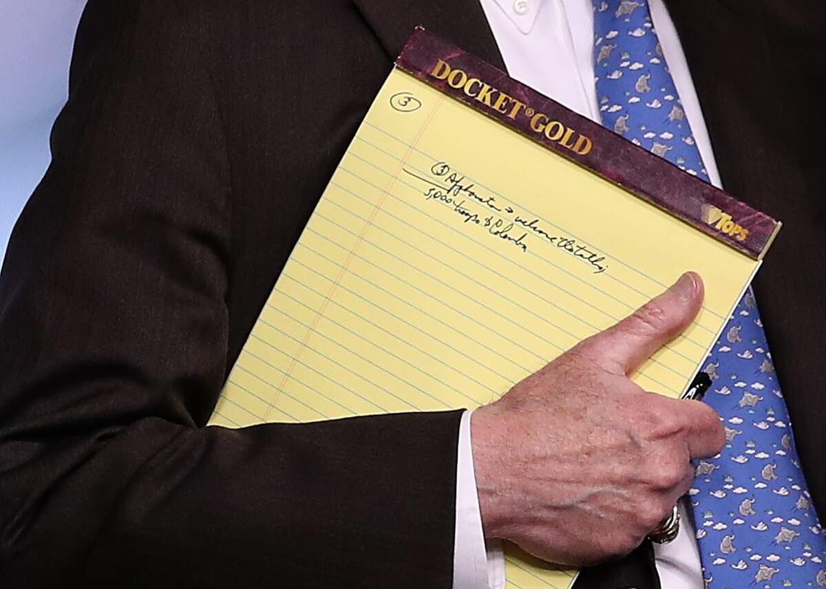 Detalle de la agenda del Consejero de Seguridad Nacional John Bolton que dice “5,000 tropas a Colombia” durante la conferencia de prensa que ofreció el 28 de enero del 2019 en la Casa Blanca.