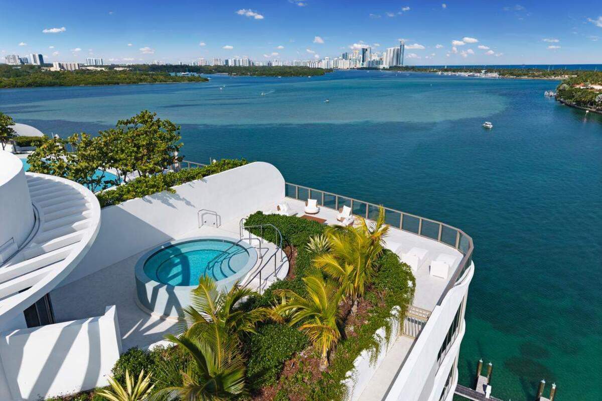 Este penthouse de Onda Residences cuenta con una terraza privada en la azotea con piscina pequeña.