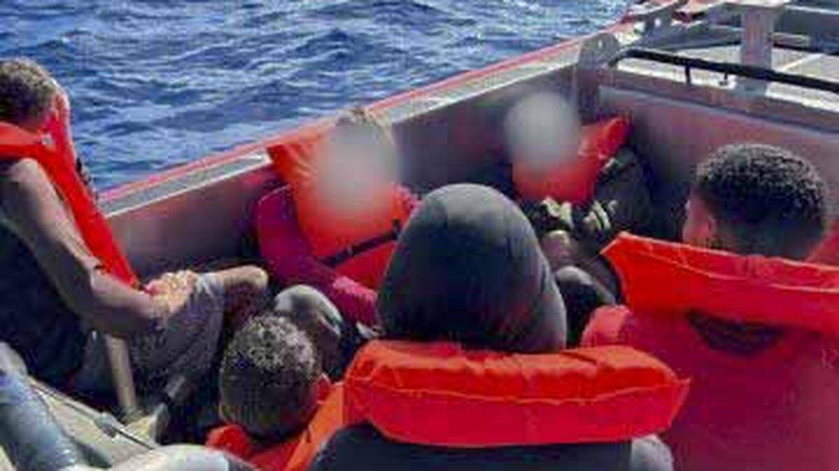 Un buen samaritano avistó a 34 migrantes cubanos en el mar aferrados a un bote hundido cerca de Florida y los guardacostas los rescataron.