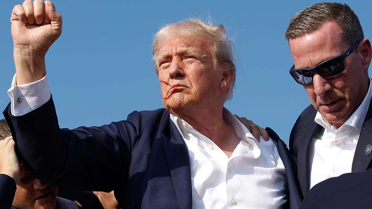 El expresidente Donald Trump es llevado a un lugar seguro por agentes del Servicio Secreto después de sobrevivir a  un atentado  en Pensilvania el sábado 13 de julio de 2024.