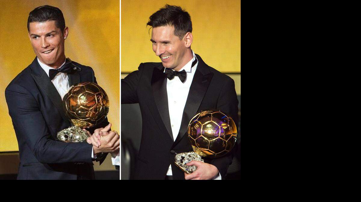 Cristiano Ronaldo (izq.) recibe el Balón de Oro 2014 y Lionel Messi lo recibe en la gala del 2015.
