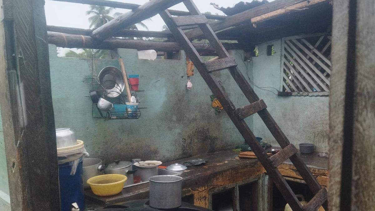 Una vivienda precaria perdió su techo en El Jamal, cerca de Baracoa, en Guantánamo, luego de que la tormenta tropical Oscar tocara tierra cerca el domingo.