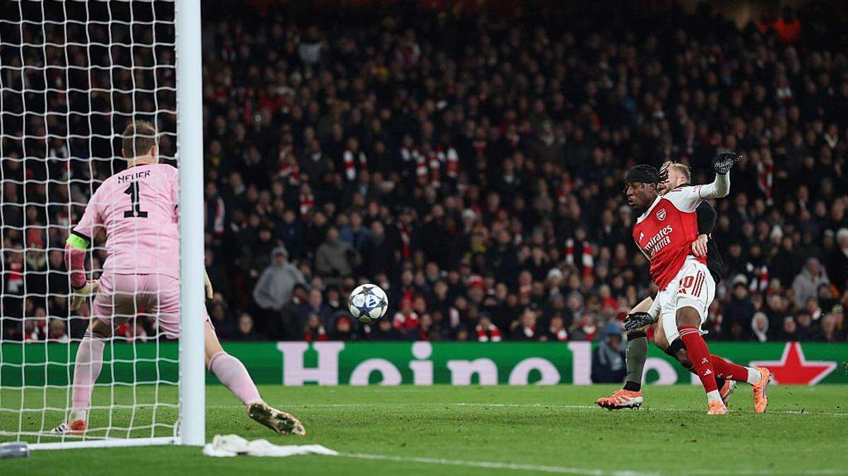 El jugador de Arsenal Noni Madueke (der.) anota un gol ante Bayern Munich, en el partido de la Liga de Campeones celebrado el 26 de noviembre de 2025 en Londres. 