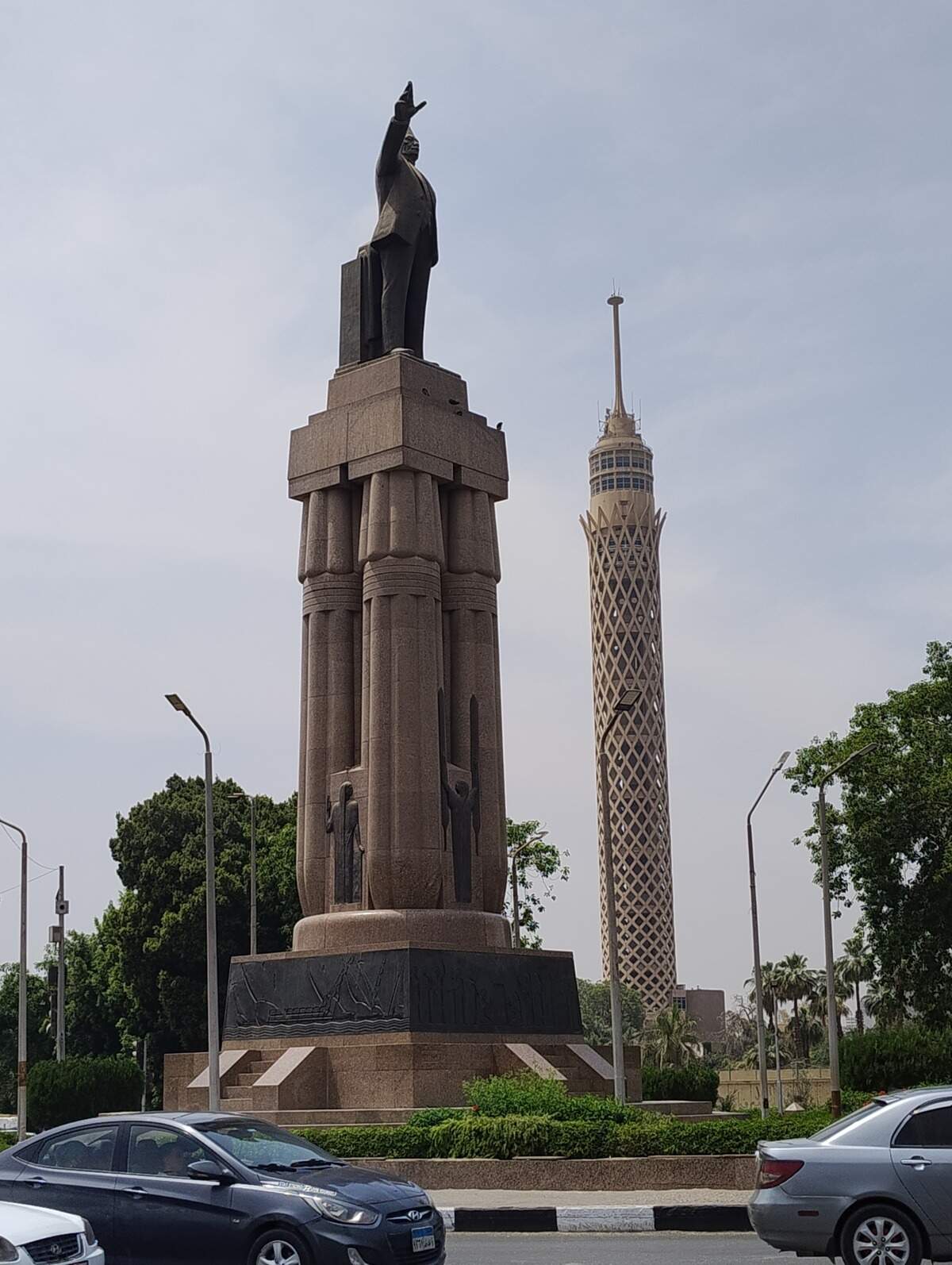 Estatua de Saad Zaghloul y al fondo la Torre de El Cairo.