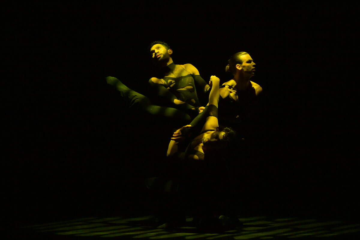 Los bailarines Anthony Velázquez, David Harris y Ralphie Ruiz, de AV Dance Company, en “Triad” de Anthony Velázquez.
