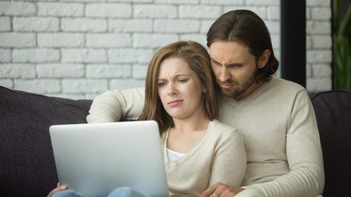 Desconfía de los mensajes inusuales que piden que hagas ‘click’ en enlaces y proporciones información personal.