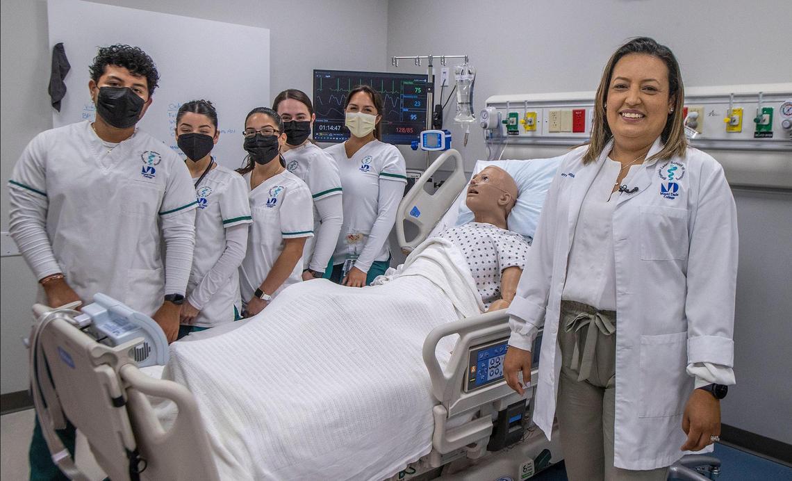 Un grupo de estudiantes del MDC y la profesora Karina Herrera (der.) hablaron sobre la vocación de enfermería y las perspectivas de un buen salario.