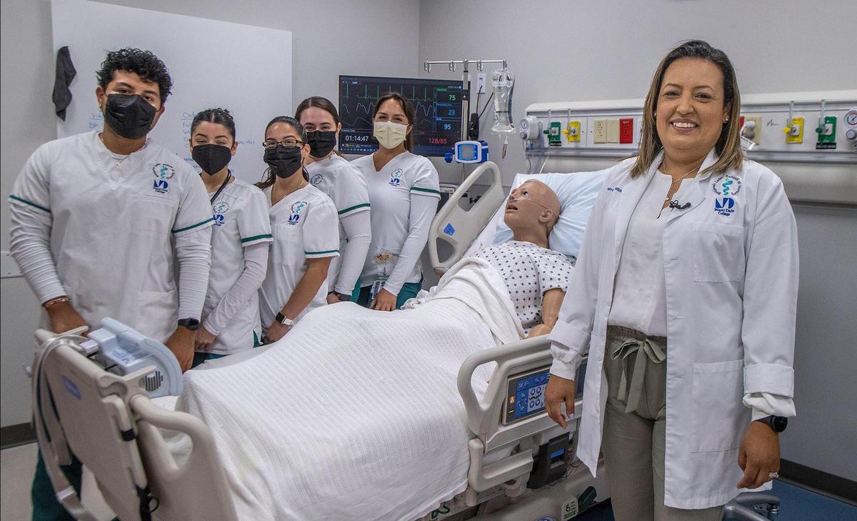 Un grupo de estudiantes del MDC y la profesora Karina Herrera (der.) hablaron sobre la vocación de enfermería y las perspectivas de un buen salario.