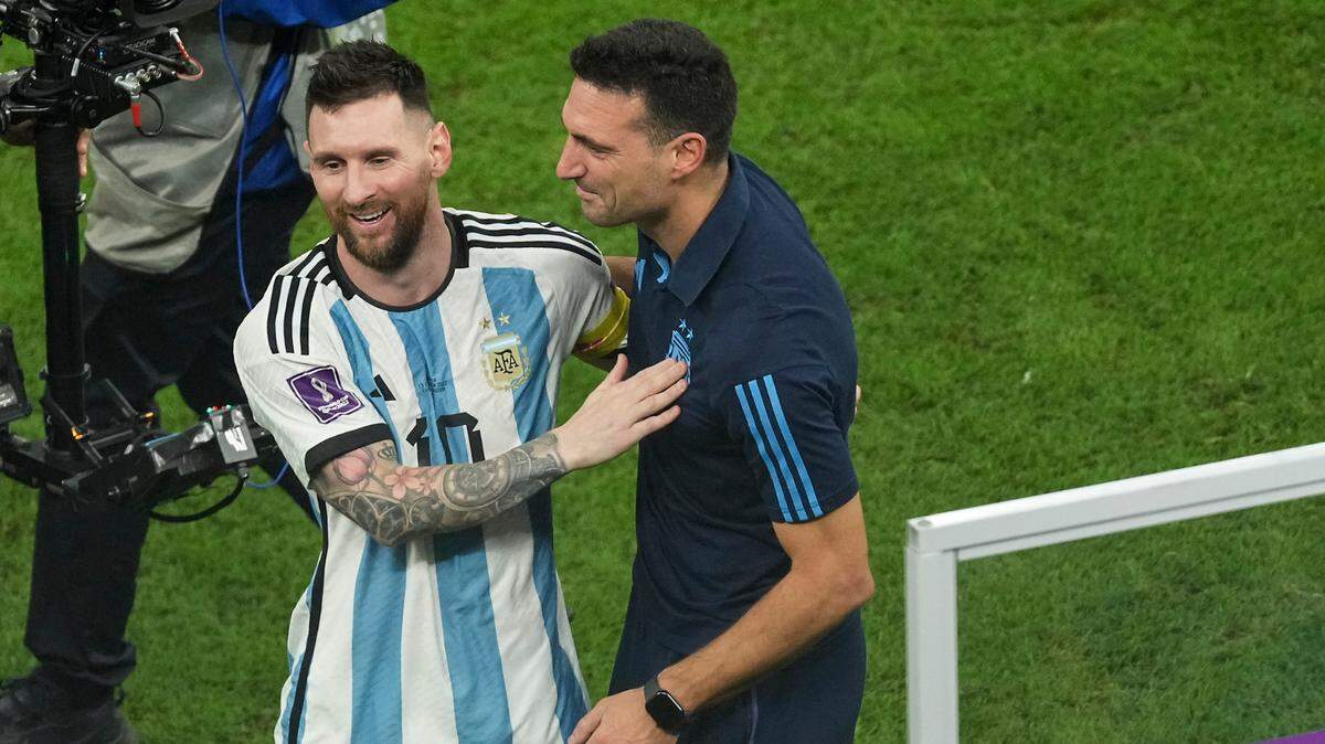 El técnico de la selección de Argentina Lionel Scaloni celebra con Lionel Messi tras la victoria de su equipo ante Croacia en las semifinales del Mundial de Catar, el 13 de diciembre de 2022 en Lusail.