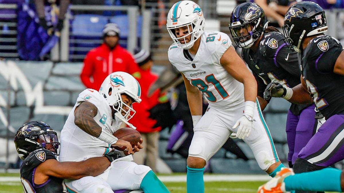 El quarterback de los Dolphins de Miami Tua Tagovailoa es derribado por el linebacker de los Ravens Odafe Oweh, en el partido celebrado el 31 de diciembre de 2023 en Baltimore.