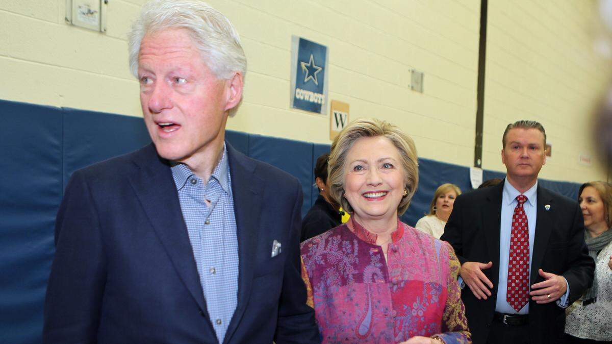 Hillary Clinton y su esposo, el ex presidente Bill Clinton, salen del gimnasio después de votar en la escuela primaria Douglas Grafflin en Chappaqua, el 19 de abril de 2016.