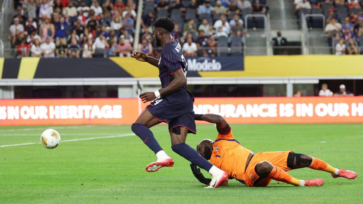 El delantero de Estados Unidos Patrick Agyemang (izq.) anotó el gol del triunfo de su equipo 2-1 ante Haití, en el partido celebrado el domingo en el Grupo D de la Copa Oro de la Concacaf de 2025.