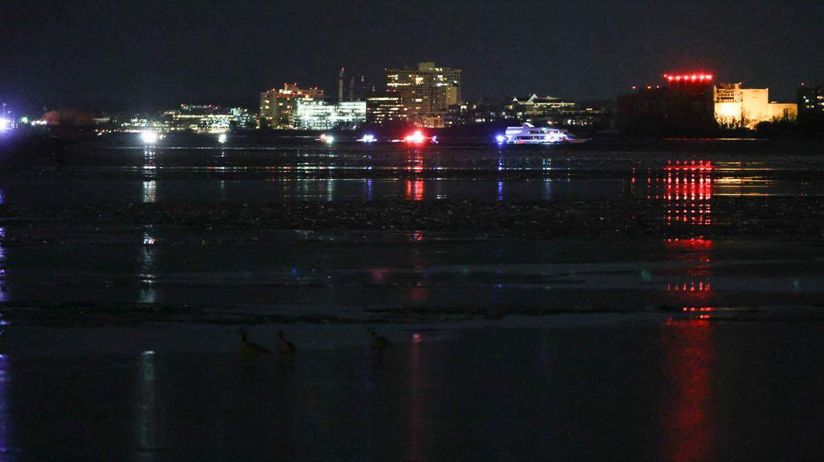 Los servicios de emergencia responden a la colisión de un avión comercial y un helicóptero sobre el río Potomac cerca del Aeropuerto Nacional Ronald Reagan el 29 de enero de 2025. 