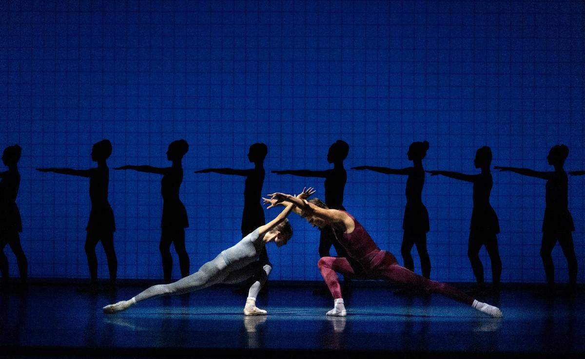 Hannah Fischer y Cameron Catazaro en “Glass Pieces”, de Jerome Robbins.