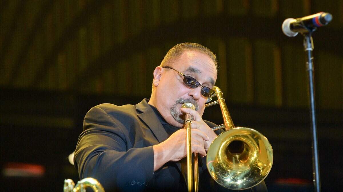 Willie Colón en el escenario durante la Gran Fiesta Latino Grand Slam en el Marlins Park el 5 de diciembre de 2015 en Miami, Florida.