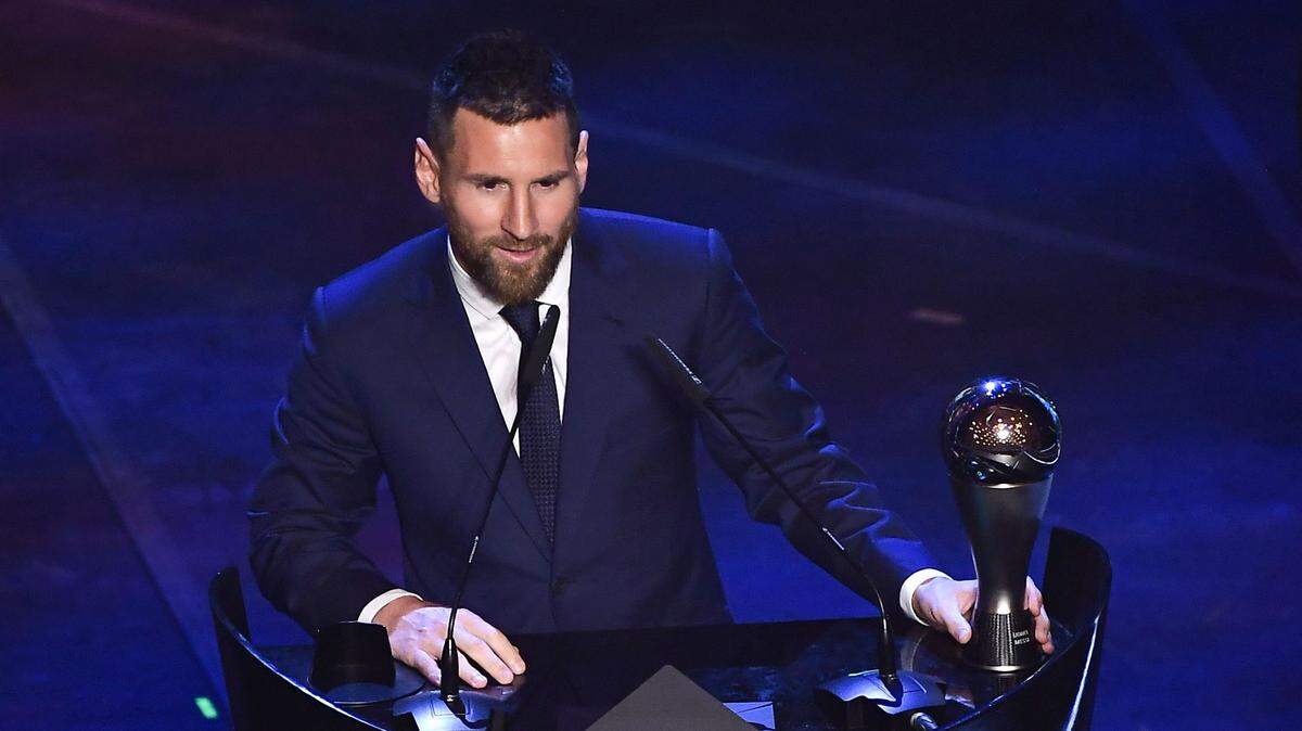 Lionel Messi habla tras recibir el premio The Best de la FIFA, el 23 de septiembre de 2019 en Milán, Italia.