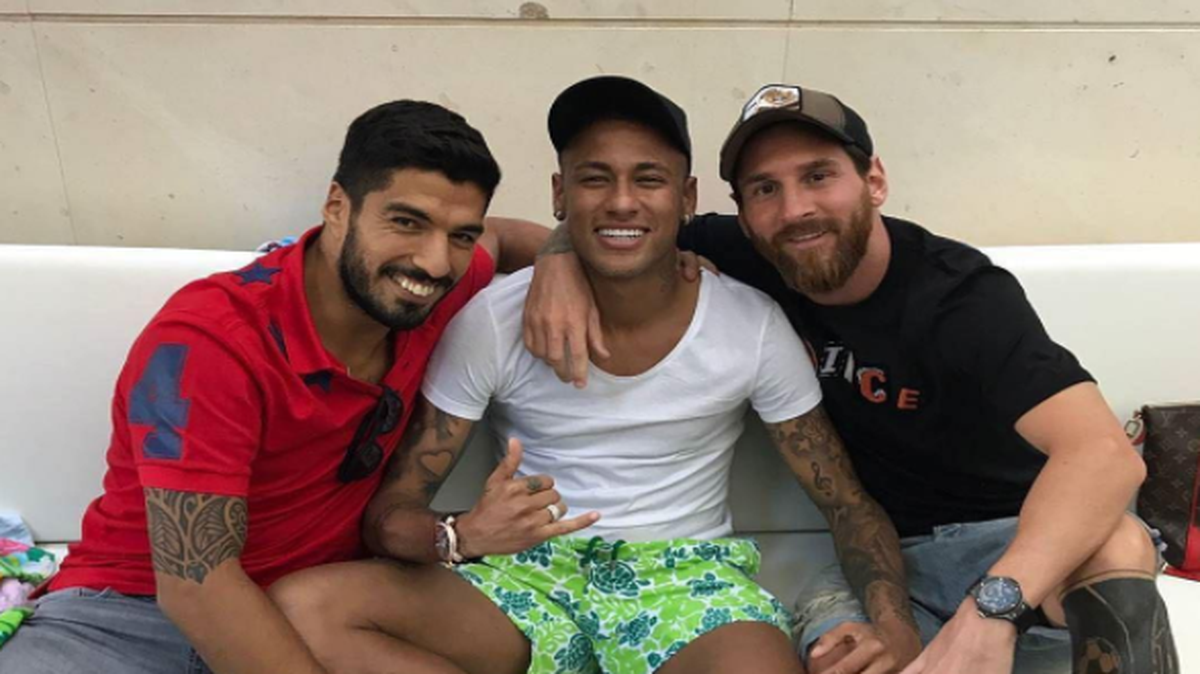 La estrella del Barcelona Lionel Messi publicó este martes en las redes sociales una fotografía en la que aparece junto a su excompañero Neymar, horas después de que el club azulgrana anunciara que denunciará al brasileño, ahora en las filas del París Saint-Germain.