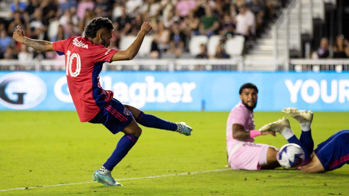 El delantero de Dallas Jesús Ferreira (10) anota el gol del triunfo ante la mirada del defensor del Inter Miami CF DeAndre Yedlin (2) por la MLS en el DRV PNK Stadium en Fort Lauderdale, Florida, el sábado 8 de abril de 2023.