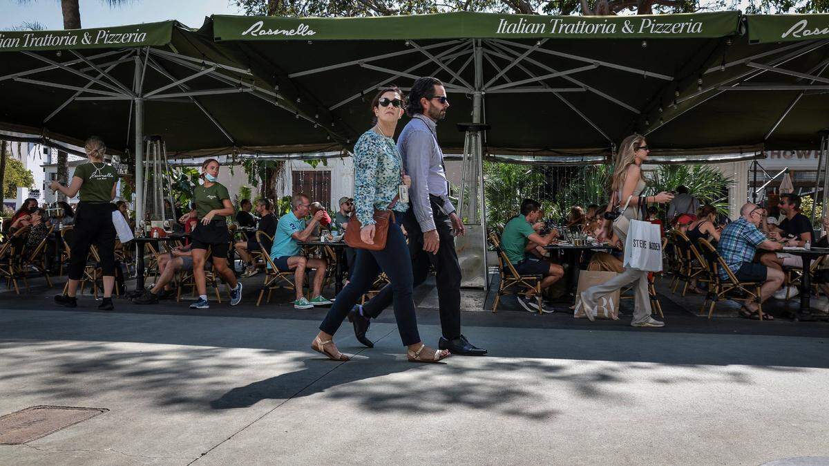 Turistas en el paseo de Lincoln Road en Miami Beach, donde predominan restaurantes, tiendas y otros pequeños negocios. Miami está entre las mejores ciudades del país para comenzar un negocio.