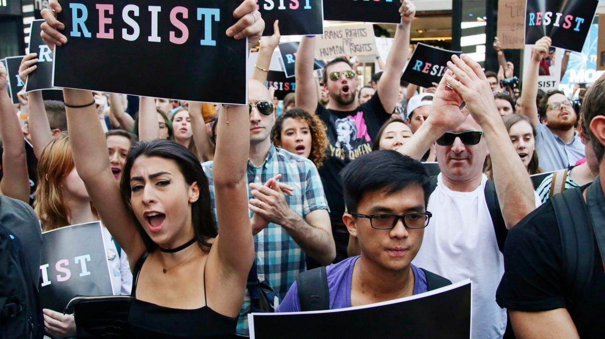 Manifestantes protestan en Nueva York en julio del 2017 por la decisión del gobierno de Trump de impedir que los transgéneros entren al Ejército de EEUU.