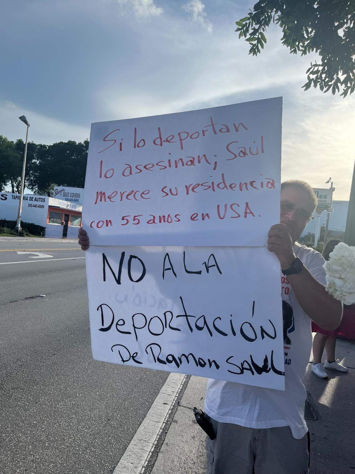 Cubanos protestan en el Versailles por orden de deportación a Ramón Saúl Sánchez