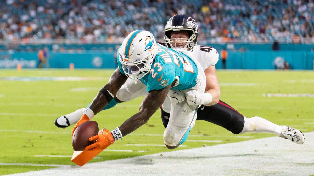 El running back de los Dolphins, Jeff Wilson Jr. (23), anota un touchdown ante los Falcons en el segundo cuarto de su partido de pretemporada de la NFL en el Hard Rock Stadium el viernes 9 de agosto de 2024, en Miami Gardens, Florida.