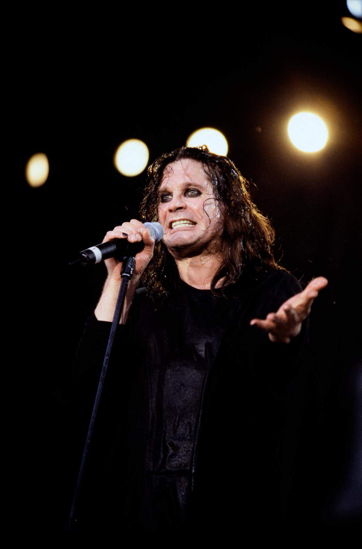 Ozzy Osbourne del grupo Black Sabbath en concierto.