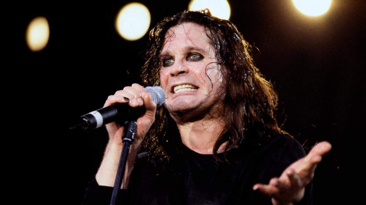 Ozzy Osbourne del grupo Black Sabbath en concierto.
