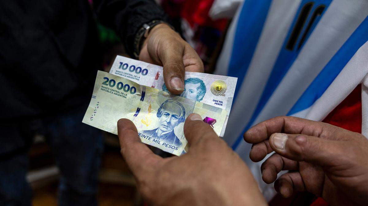 Un hombre paga 30,000 pesos en una tienda usando un billete de 20,000, el 25 de marzo de 2025, en Buenos Aires, Argentina. El billete de 20,000 pesos fue puesto en circulación por el gobierno de Javier Milei.